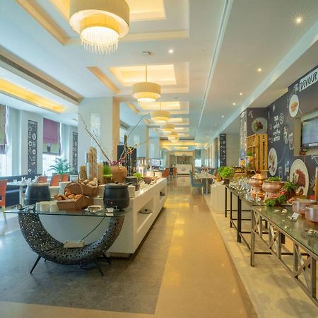 Radisson Hyderabad Hitec City Zewnętrze zdjęcie The restaurant