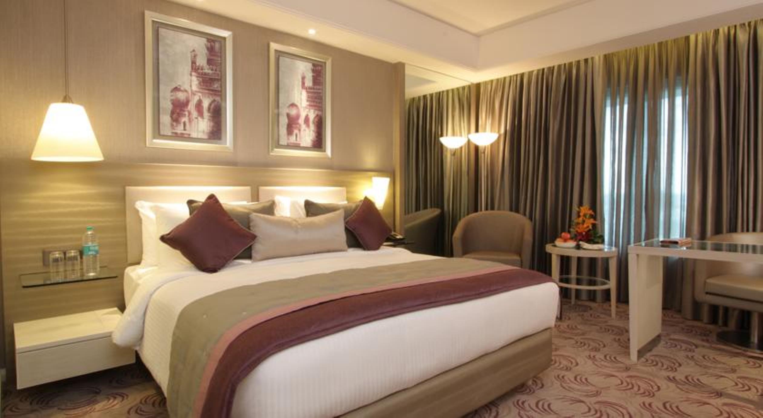 Radisson Hyderabad Hitec City Zewnętrze zdjęcie A room at the Taj Bengal