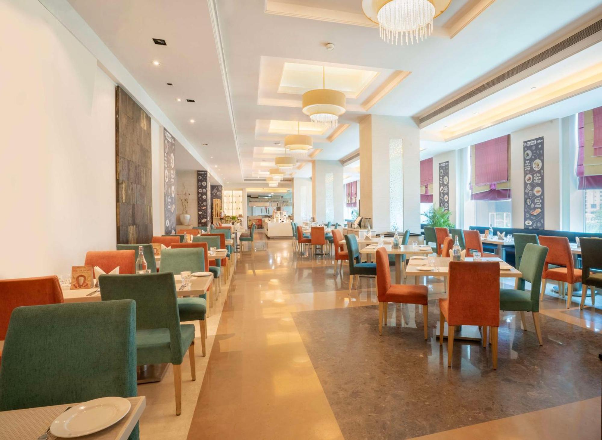 Radisson Hyderabad Hitec City Zewnętrze zdjęcie The restaurant