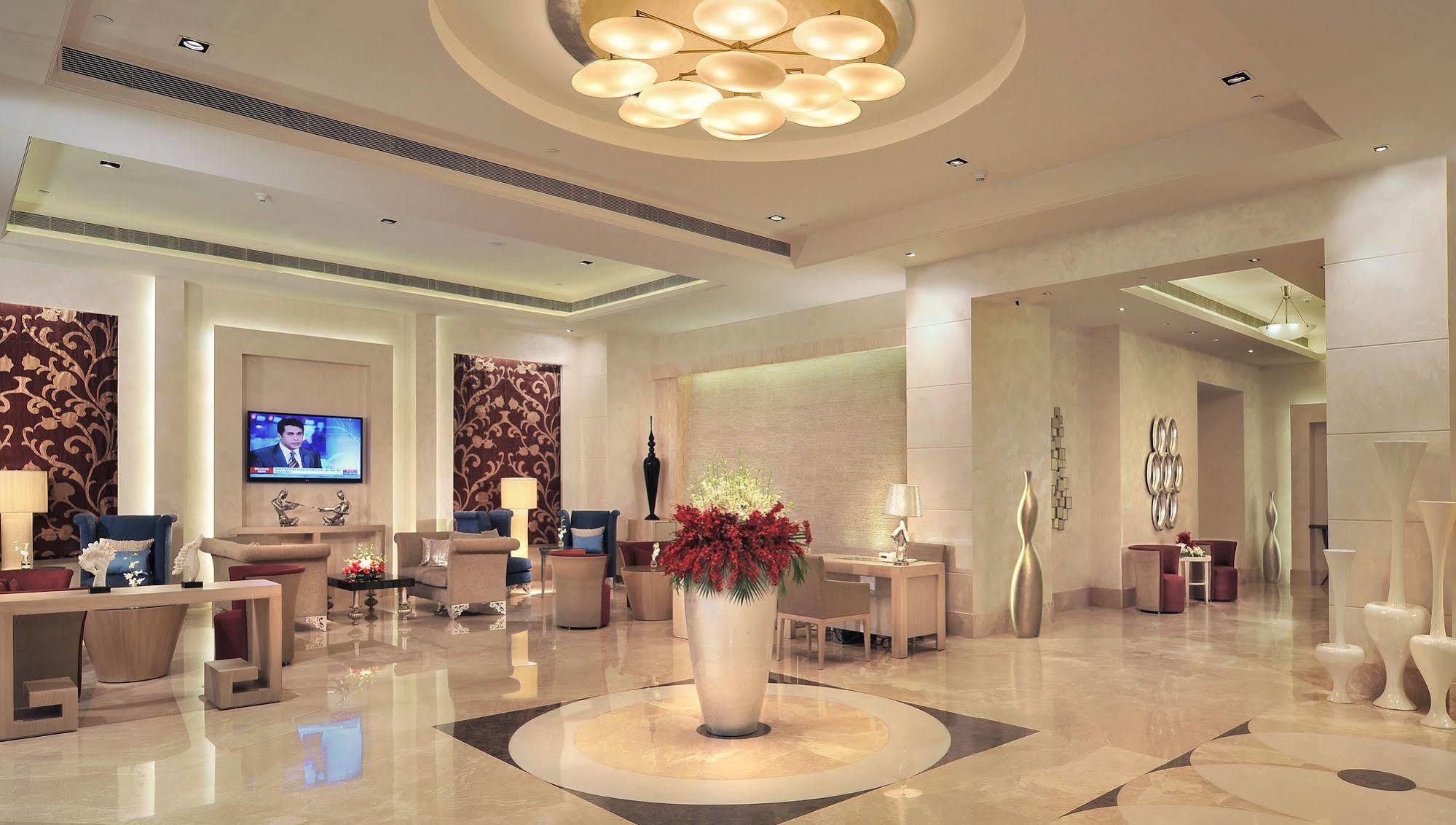 Radisson Hyderabad Hitec City Zewnętrze zdjęcie Lobby
