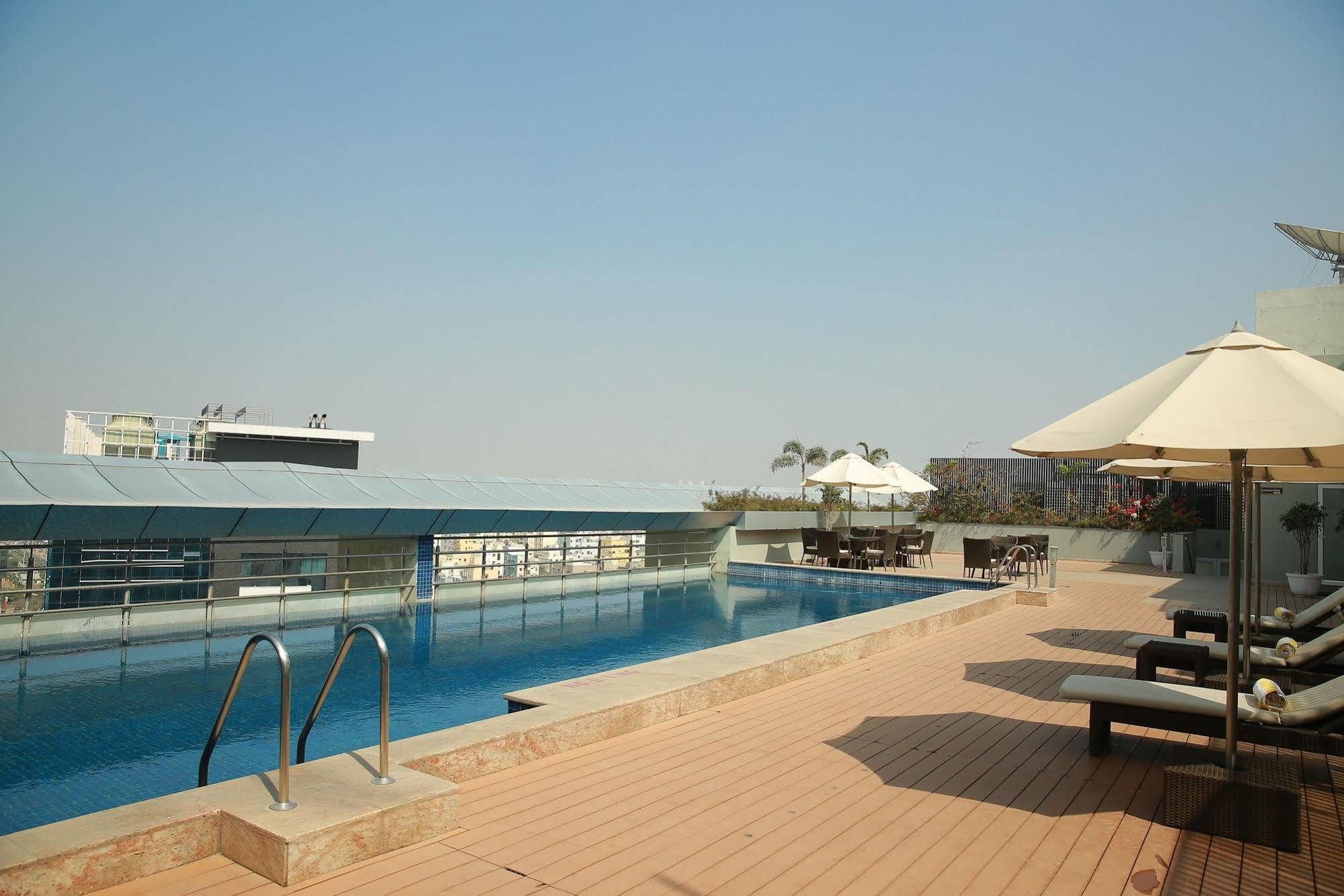 Radisson Hyderabad Hitec City Zewnętrze zdjęcie Rooftop pool at the hotel