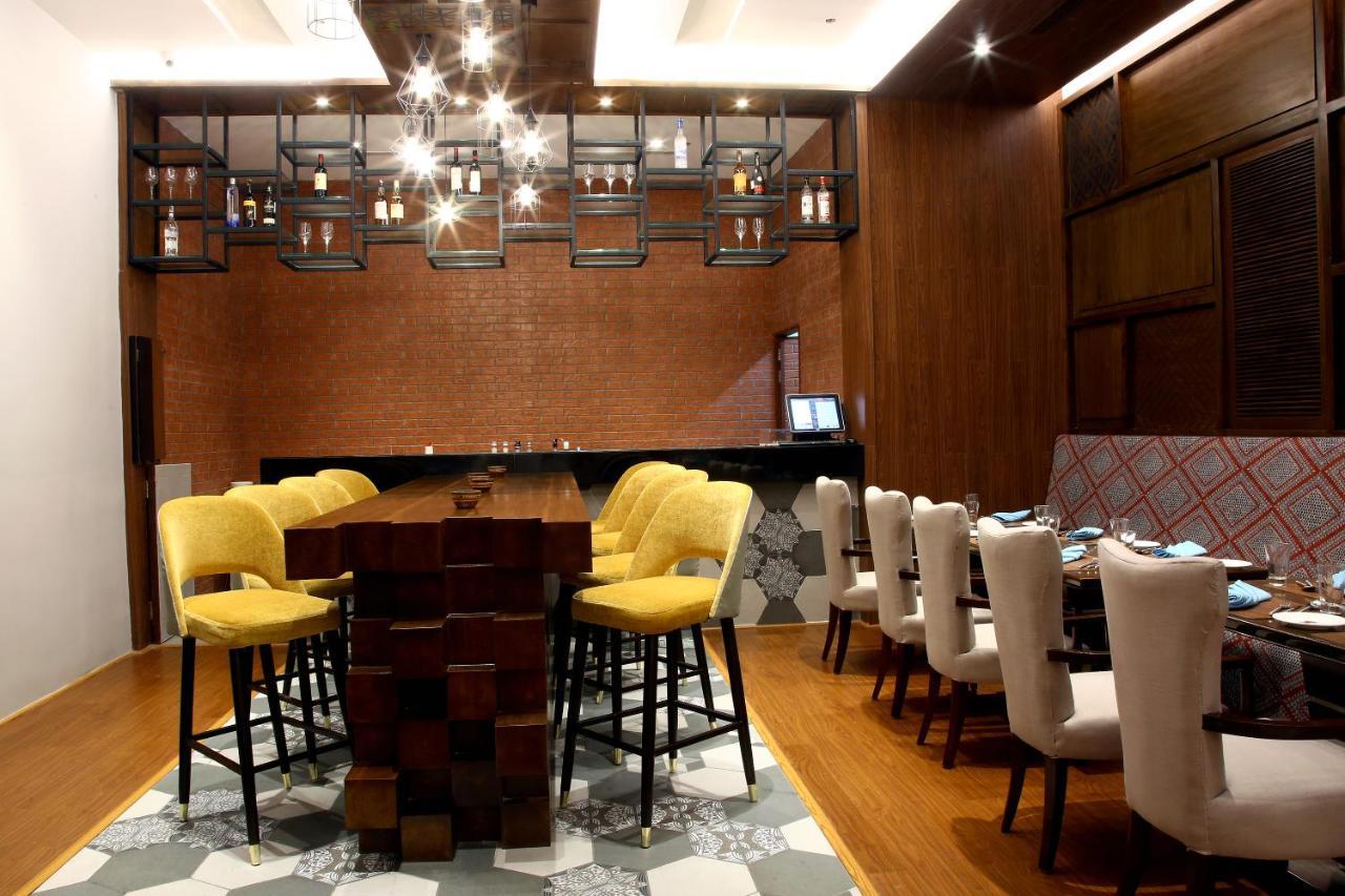 Radisson Hyderabad Hitec City Zewnętrze zdjęcie The bar at the lounge
